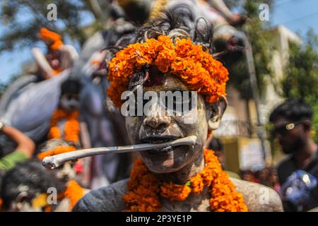 Varanasi, Uttarpradesh, Indien. 4. März 2023. Die Menschen von Kashi versammeln sich in Manikarnika Gheat, um Chita Bhasma Holi zu feiern. Es ist ein sehr guter Anlass für alle Aghoris, Weisen und Nagas. Nach dem Glauben an unsere Vedic-Schrift versammeln sich die Phantome, Geister und all diese Anhänger von Lord Shiva auf Manikarnika Gheat, um Masan Holi mit ihrer Gottheit Shiva zu feiern. (Kreditbild: © Sudip Chanda/Pacific Press via ZUMA Press Wire) NUR REDAKTIONELLE VERWENDUNG! Nicht für den kommerziellen GEBRAUCH! Stockfoto