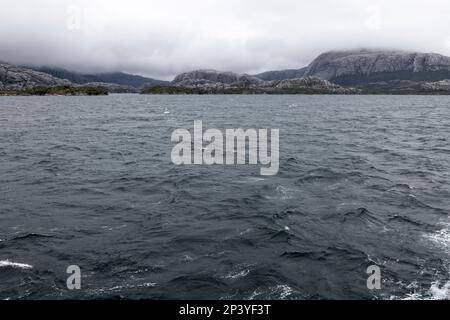 Fahrt mit der Fähre durch den wilden Kawesqar-Nationalpark im eisigen Wasser der Fjorde im Süden Chiles Stockfoto