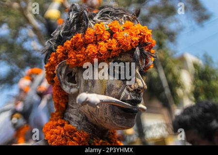 Varanasi, Uttarpradesh, Indien. 4. März 2023. Die Menschen von Kashi versammeln sich in Manikarnika Gheat, um Chita Bhasma Holi zu feiern. Es ist ein sehr guter Anlass für alle Aghoris, Weisen und Nagas. Nach dem Glauben an unsere Vedic-Schrift versammeln sich die Phantome, Geister und all diese Anhänger von Lord Shiva auf Manikarnika Gheat, um Masan Holi mit ihrer Gottheit Shiva zu feiern. (Kreditbild: © Sudip Chanda/Pacific Press via ZUMA Press Wire) NUR REDAKTIONELLE VERWENDUNG! Nicht für den kommerziellen GEBRAUCH! Stockfoto