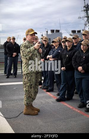 230222-N-TH560-0319 NORFOLK, VA (22. Februar 2023) – Chief of Naval Staff Vice ADM. Rick Cheeseman spricht mit Seeleuten während eines Telefongesprächs an Bord des Ticonderoga-Klasse-Guided-Missile Cruiser USS Gettysburg (CG 64), 22. Februar 2023. Cheeseman besuchte Kommandos am Ufer der Naval Station Norfolk, um über Karriere, Bezahlung und Personaldienste zu sprechen. Stockfoto