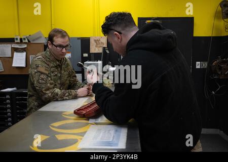 Senior Airman Joseph Ridders (links), 80. Fighter Generation Squadron Support Technician, Wachpersonal Sergeant Angel Maldonado, 80. FGS engagierter Crew Chief, Inspektion eines Drehmomentschlüssels auf dem Kunsan Air Base, Republik Korea, 14. Februar 2023. Ridders und sein Team inspizieren die Werkzeuge und Werkzeugkästen jedes Mal, wenn sie wieder eingesetzt werden. Stockfoto