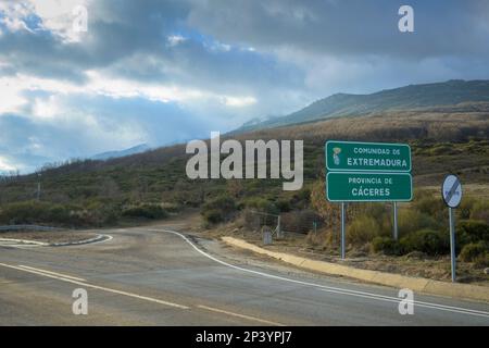 Zufahrtsstraße zur Gemeinde Extremadura, Provinz Caceres, Hafen Tornavacas 09-02-2023 Stockfoto