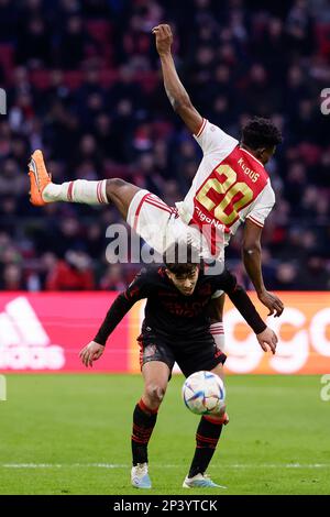 05-03-2023: Sport: Ajax gegen NEC AMSTERDAM, NIEDERLANDE - MÄRZ 5: Mohammed Kudus (Ajax) und Souffian El Karouani (NEC Nijmegen) während des Spiels Erediv Stockfoto