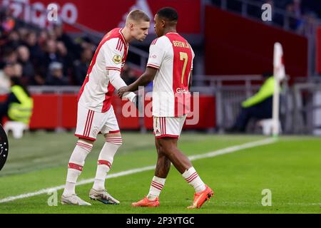 05-03-2023: Sport: Ajax gegen NEC AMSTERDAM, NIEDERLANDE - MÄRZ 5: Kenneth Taylor (Ajax) und Steven Bergwijn (Ajax) Substitution während des Spiels Eredi Stockfoto