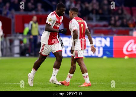 05-03-2023: Sport: Ajax gegen NEC AMSTERDAM, NIEDERLANDE - MÄRZ 5: Brian Brobbey (Ajax) und Steven Bergwijn (Ajax) Substitution während des Spiels Ereardo Stockfoto