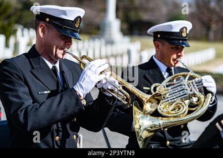 Navy Band Ceremonial Brass Ensemble spielt während einer Zeremonie anlässlich des 125. Jahrestages des Untergangs der USS Maine, Arlington National Cemetery, Arlington, Virginia, 15. Februar, 2023. Am 15. Februar 1898 explodierte die USS Maine vor der Küste von Havanna, Kuba, und 260 ihrer Crew gingen verloren. Aufgrund der spanischen Politik mussten die Beerdigungen innerhalb von 24 Stunden erfolgen, daher wurde die erste Besatzung, die nach der Katastrophe wieder aufgefunden wurde, auf dem Colon Friedhof in Havanna begraben. Am 30. März 1898 genehmigte der Kongress einen Gesetzentwurf, der die Entwaffnung und Übertragung ihrer Überreste an ANC genehmigte. Ein Stockfoto