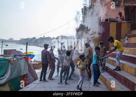Varanasi, Uttarpradesh, Indien. 4. März 2023. Die Menschen von Kashi versammeln sich in Manikarnika Gheat, um Chita Bhasma Holi zu feiern. Es ist ein sehr guter Anlass für alle Aghoris, Weisen und Nagas. Nach dem Glauben an unsere Vedic-Schrift versammeln sich die Phantome, Geister und all diese Anhänger von Lord Shiva auf Manikarnika Gheat, um Masan Holi mit ihrer Gottheit Shiva zu feiern. (Kreditbild: © Sudip Chanda/Pacific Press via ZUMA Press Wire) NUR REDAKTIONELLE VERWENDUNG! Nicht für den kommerziellen GEBRAUCH! Stockfoto