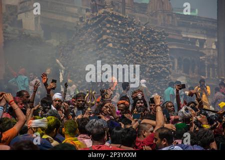 Varanasi, Uttarpradesh, Indien. 4. März 2023. Die Menschen von Kashi versammeln sich in Manikarnika Gheat, um Chita Bhasma Holi zu feiern. Es ist ein sehr guter Anlass für alle Aghoris, Weisen und Nagas. Nach dem Glauben an unsere Vedic-Schrift versammeln sich die Phantome, Geister und all diese Anhänger von Lord Shiva auf Manikarnika Gheat, um Masan Holi mit ihrer Gottheit Shiva zu feiern. (Kreditbild: © Sudip Chanda/Pacific Press via ZUMA Press Wire) NUR REDAKTIONELLE VERWENDUNG! Nicht für den kommerziellen GEBRAUCH! Stockfoto