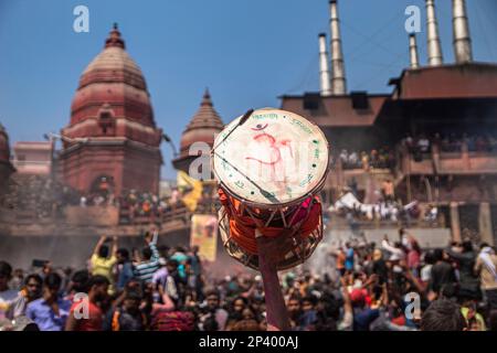 Varanasi, Uttarpradesh, Indien. 4. März 2023. Die Menschen von Kashi versammeln sich in Manikarnika Gheat, um Chita Bhasma Holi zu feiern. Es ist ein sehr guter Anlass für alle Aghoris, Weisen und Nagas. Nach dem Glauben an unsere Vedic-Schrift versammeln sich die Phantome, Geister und all diese Anhänger von Lord Shiva auf Manikarnika Gheat, um Masan Holi mit ihrer Gottheit Shiva zu feiern. (Kreditbild: © Sudip Chanda/Pacific Press via ZUMA Press Wire) NUR REDAKTIONELLE VERWENDUNG! Nicht für den kommerziellen GEBRAUCH! Stockfoto