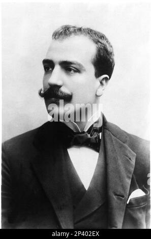 Der gefeierte italienische Komponist UMBERTO GIORDANO ( Foggia 1867 - Milano 1948 ) - OPERA LIRICA VERISTA - COMPOSITORE - MUSICA - Portrait - ritratto - Baffi - Schnurrbart - papillon - Krawatte - Cravatta - Halsband - colletto - fazzoletto nel Taschino - Pochette - GBB- Stockfoto