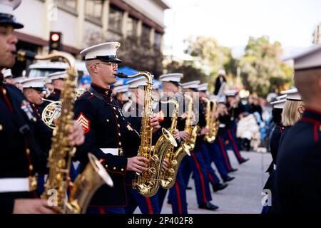 USA Marines mit der West Coast Composite Band des United States Marine Corps treten am 2. Januar 2023 bei der Rose Parade in Pasadena, Kalifornien, auf. Marines von der 1. Marine Division Band, 3. Marine Aircraft Wing Band und Marine Band San Diego kamen zusammen, um die Composite Band zu bilden. Sie spielten traditionelle Militärmusik, um Patriotismus und Zusammenhalt zwischen dem Militär und dem amerikanischen Volk zu demonstrieren. Stockfoto