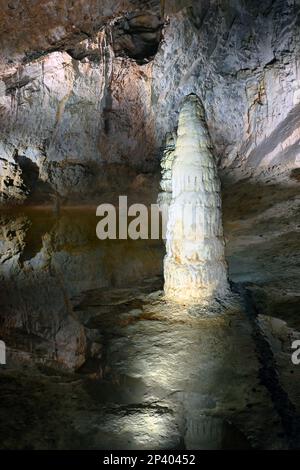 Große Kalksteinstalagmiten spiegeln sich in einem ruhigen Höhlenbecken in der natürlichen Höhle Belianska (Belianska jaskyňa) in Tatra, Slowakei Stockfoto