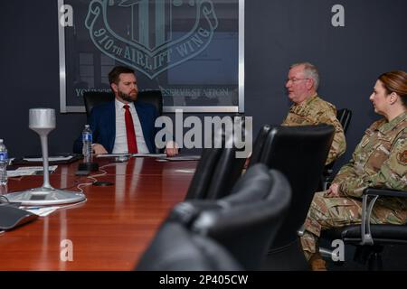 U.S. Sen. JD Vance, Vertreter von Ohio, Oberst Jeff Van Dootingh, Befehlshaber des 910. Luftwaffenflügels, und Chief Sgt. Jennifer McKendree, Befehlshaber der 910. AW, sprechen während Vance am 17. Januar 2023 in der Luftwaffenstation Youngstown, Ohio. Vance besuchte YARS, um die Bedeutung der Anlage und ihre Rolle bei der Verteidigung der Freiheit unserer Nation besser zu verstehen. Stockfoto