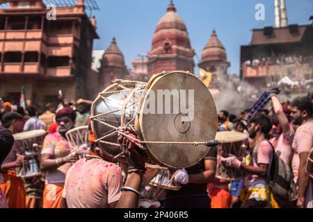 Varanasi, Uttarpradesh, Indien. 4. März 2023. Die Menschen von Kashi versammeln sich in Manikarnika Gheat, um Chita Bhasma Holi zu feiern. Es ist ein sehr guter Anlass für alle Aghoris, Weisen und Nagas. Nach dem Glauben an unsere Vedic-Schrift versammeln sich die Phantome, Geister und all diese Anhänger von Lord Shiva auf Manikarnika Gheat, um Masan Holi mit ihrer Gottheit Shiva zu feiern. (Kreditbild: © Sudip Chanda/Pacific Press via ZUMA Press Wire) NUR REDAKTIONELLE VERWENDUNG! Nicht für den kommerziellen GEBRAUCH! Stockfoto