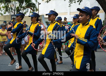 Salvador, Bahia, Brasilien - 07. September 2016: Schülerparade an öffentlichen Schulen während des brasilianischen Unabhängigkeitstages in Salvador, Bahia. Stockfoto