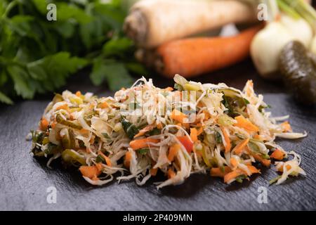 Salate aus frischem Gemüse der Saison. Vegetarische Ernährung. Gesundes Gemüse Stockfoto