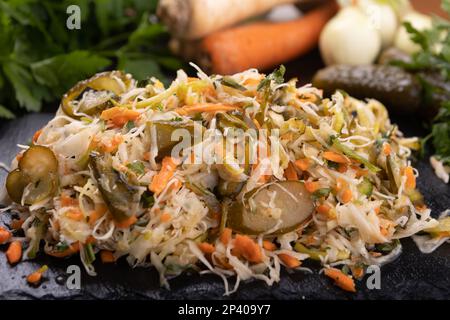 Salate aus frischem Gemüse der Saison. Vegetarische Ernährung. Gesundes Gemüse Stockfoto