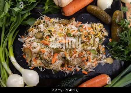 Salate aus frischem Gemüse der Saison. Vegetarische Ernährung. Gesundes Gemüse Stockfoto