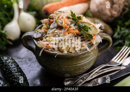 Salate aus frischem Gemüse der Saison. Vegetarische Ernährung. Gesundes Gemüse Stockfoto