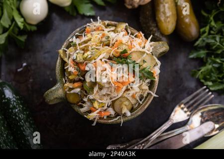 Salate aus frischem Gemüse der Saison. Vegetarische Ernährung. Gesundes Gemüse Stockfoto