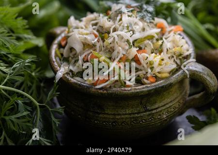 Salate aus frischem Gemüse der Saison. Vegetarische Ernährung. Gesundes Gemüse Stockfoto