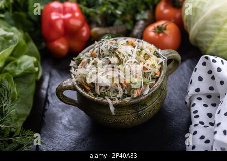 Salate aus frischem Gemüse der Saison. Vegetarische Ernährung. Gesundes Gemüse Stockfoto