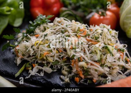 Salate aus frischem Gemüse der Saison. Vegetarische Ernährung. Gesundes Gemüse Stockfoto