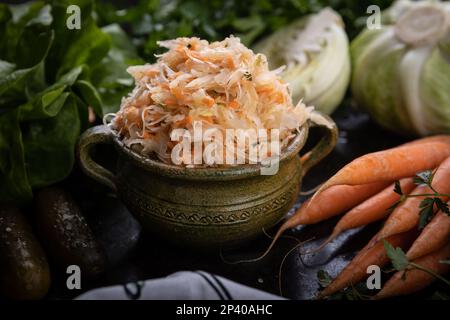 Salate aus frischem Gemüse der Saison. Vegetarische Ernährung. Gesundes Gemüse Stockfoto