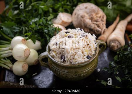 Salate aus frischem Gemüse der Saison. Vegetarische Ernährung. Gesundes Gemüse Stockfoto