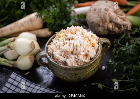 Salate aus frischem Gemüse der Saison. Vegetarische Ernährung. Gesundes Gemüse Stockfoto