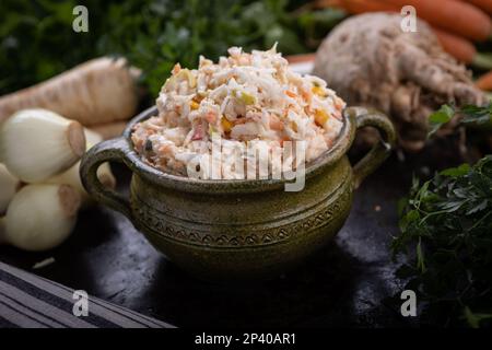 Salate aus frischem Gemüse der Saison. Vegetarische Ernährung. Gesundes Gemüse Stockfoto