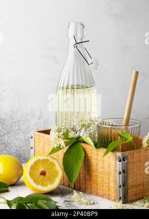 Hausgemachte frische Limonade mit Zitrone, Limettensaft, Limonade und Holunderblütensirup. Gesundes Bio hausgemachtes erfrischendes alkoholfreies Getränk. Selektiver Fokus. Stockfoto