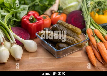 Frisches rohes Gemüse, eine Quelle von Vitaminen, Zutaten einer vegetarischen Ernährung. Gemüse auf hölzernem Hintergrund Stockfoto