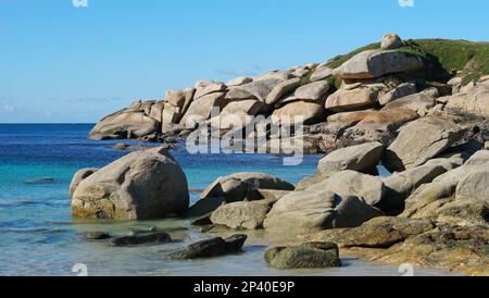 Große Felsbrocken an der felsigen Küste, Atlantik, Spanien, Galicien, Sanxenxo, Rias Baixas Stockfoto