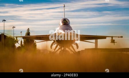 Ein F-16 Fighting Falcon, der der 309. Kampfgeschwader zugeteilt wurde, sitzt am 12. Januar 2023 auf der Fluglinie des Luftwaffenstützpunktes Luke, Arizona. Das Cockpit des F-16 und sein Luftpolsterdach ermöglichen dem Piloten eine ungehinderte Sicht nach vorn und nach oben sowie eine deutlich verbesserte Sicht nach hinten und nach hinten, was für den Luftkampf von entscheidender Bedeutung ist. Stockfoto