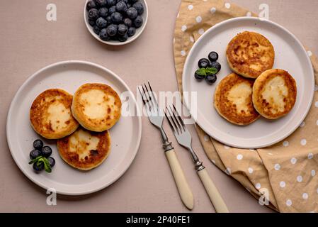Essensfotografie von Pfannkuchen, Hüttenkäse, Blaubeeren, Marmelade, Frühstück, Brunch, Minze, Morgen Stockfoto