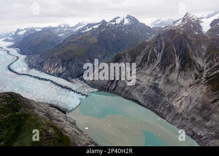 Blick aus dem Flugzeug über die Fair-Weather-Range im Glacier Bay-Nationalpark im Südosten Alaskas, USA. Stockfoto