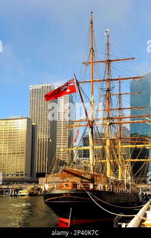 Das Großsegler-Segelboot im Hafen von Sydney macht sich bereit für eine Bootstour mit Gästen und Touristen an Bord. Stockfoto