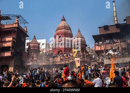 Varanasi, Uttarpradesh, Indien. 4. März 2023. Die Menschen von Kashi versammeln sich in Manikarnika Gheat, um Chita Bhasma Holi zu feiern. Es ist ein sehr guter Anlass für alle Aghoris, Weisen und Nagas. Nach dem Glauben an unsere Vedic-Schrift versammeln sich die Phantome, Geister und all diese Anhänger von Lord Shiva auf Manikarnika Gheat, um Masan Holi mit ihrer Gottheit Shiva zu feiern. (Kreditbild: © Sudip Chanda/Pacific Press via ZUMA Press Wire) NUR REDAKTIONELLE VERWENDUNG! Nicht für den kommerziellen GEBRAUCH! Stockfoto