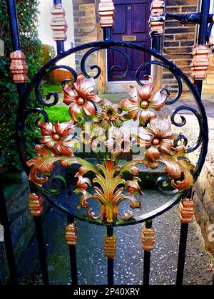 Dieses Tor ist ein Triumph der Kunst des Schmieds mit seinen wunderschönen Blumen. Es ist ein Kunstwerk in Burnley Lancashire Stockfoto