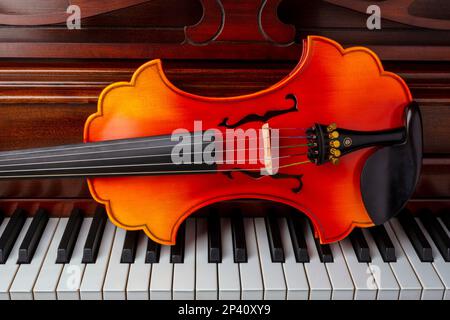 Schöne Barocke Violin Auf Den Piano Keys Still Life Stockfoto