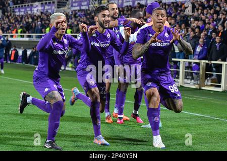 Florenz, Italien. 04. März 2023. Nicolas Gonzalez (ACF Fiorentina) feiert nach einem Tor mit Domilson Cordeiro dos Santos 'Dodo' (ACF Fiorentina) und Igor Julio dos Santos de Paulo ''Igor'' (ACF Fiorentina) während des Spiels ACF Fiorentina vs AC Milan, italienischer Fußballserie A in Florenz, März 04 2023, unabhängige Fotoagentur Florenz/Nachrichten Stockfoto