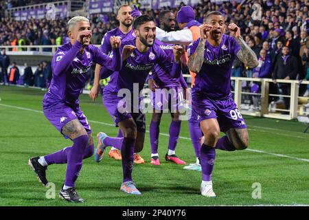 Florenz, Italien. 04. März 2023. Nicolas Gonzalez (ACF Fiorentina) feiert nach einem Tor mit Domilson Cordeiro dos Santos 'Dodo' (ACF Fiorentina) und Igor Julio dos Santos de Paulo ''Igor'' (ACF Fiorentina) während des Spiels ACF Fiorentina vs AC Milan, italienischer Fußballserie A in Florenz, März 04 2023, unabhängige Fotoagentur Florenz/Nachrichten Stockfoto