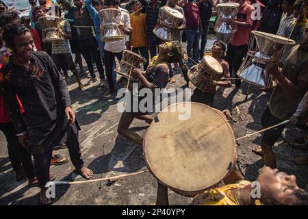 Varanasi, Uttarpradesh, Indien. 4. März 2023. Die Menschen von Kashi versammeln sich in Manikarnika Gheat, um Chita Bhasma Holi zu feiern. Es ist ein sehr guter Anlass für alle Aghoris, Weisen und Nagas. Nach dem Glauben an unsere Vedic-Schrift versammeln sich die Phantome, Geister und all diese Anhänger von Lord Shiva auf Manikarnika Gheat, um Masan Holi mit ihrer Gottheit Shiva zu feiern. (Kreditbild: © Sudip Chanda/Pacific Press via ZUMA Press Wire) NUR REDAKTIONELLE VERWENDUNG! Nicht für den kommerziellen GEBRAUCH! Stockfoto