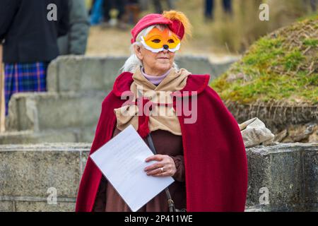 Die St. Pirans Day Procession zum Oratorium in Perranporth 2023, angeblich einer der ersten Orte des Christentums, als Piran in Cornwall ankam. Stockfoto