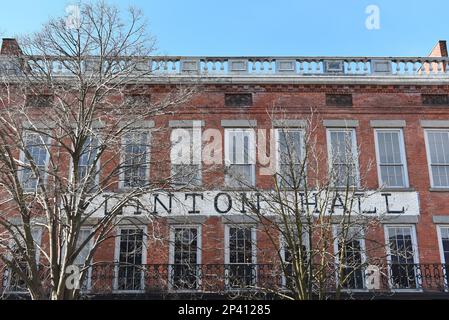 ITHACA, NEW YORK - 26. FEBRUAR 2023: Clinton Hall ist ein dreigeschossiges Ziegelgebäude im griechischen Stil, das im National Register of Historic Places aufgeführt ist Stockfoto