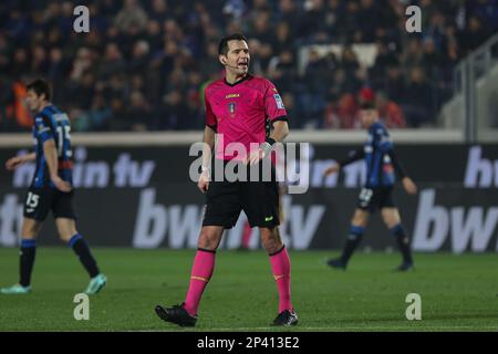 Bergamo, Italien. 04. März 2023. Italien, Bergamo, 4. März 2023: Davide Ghersini (Schiedsrichter) wartet während des Fußballspiels ATALANTA gegen UDINESE, Serie A Tim 2022-2023 Tag 25 im Gewiss Stadion auf einen Torwartwurf in der zweiten Hälfte. (Foto: Fabrizio Andrea Bertani/Pacific Press/Sipa USA) Guthaben: SIPA USA/Alamy Live News Stockfoto