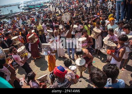 Varanasi, Uttarpradesh, Indien. 4. März 2023. Die Menschen von Kashi versammeln sich in Manikarnika Gheat, um Chita Bhasma Holi zu feiern. Es ist ein sehr guter Anlass für alle Aghoris, Weisen und Nagas. Nach dem Glauben an unsere Vedic-Schrift versammeln sich die Phantome, Geister und all diese Anhänger von Lord Shiva auf Manikarnika Gheat, um Masan Holi mit ihrer Gottheit Shiva zu feiern. (Kreditbild: © Sudip Chanda/Pacific Press via ZUMA Press Wire) NUR REDAKTIONELLE VERWENDUNG! Nicht für den kommerziellen GEBRAUCH! Stockfoto