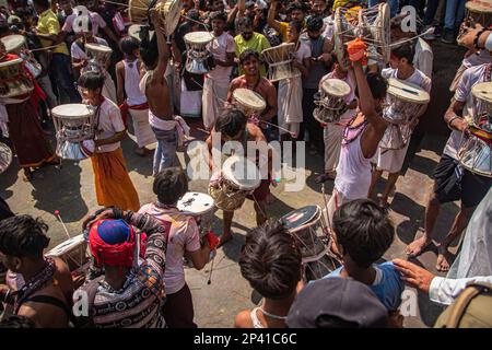 Varanasi, Uttarpradesh, Indien. 4. März 2023. Die Menschen von Kashi versammeln sich in Manikarnika Gheat, um Chita Bhasma Holi zu feiern. Es ist ein sehr guter Anlass für alle Aghoris, Weisen und Nagas. Nach dem Glauben an unsere Vedic-Schrift versammeln sich die Phantome, Geister und all diese Anhänger von Lord Shiva auf Manikarnika Gheat, um Masan Holi mit ihrer Gottheit Shiva zu feiern. (Kreditbild: © Sudip Chanda/Pacific Press via ZUMA Press Wire) NUR REDAKTIONELLE VERWENDUNG! Nicht für den kommerziellen GEBRAUCH! Stockfoto