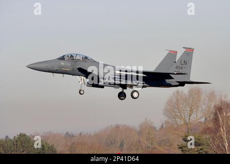 McDonnell Douglas Boeing F15E Strike Eagle 91-0314 F-15E-51-MC 1221/E179 494. FS auf Endanflug RAF Lakenheath Suffolk England UK Stockfoto